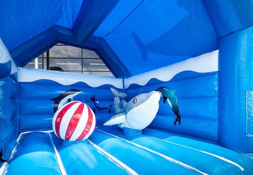 Kup kryty wielofunkcyjny niebieski dmuchany zamek ze zjeżdżalnią w stylu delfina z dużymi obiektami 3D na górze dla dzieci. Zamów dmuchane zamki online w JB Dmuchańce Polska