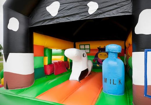 Zamów wielofunkcyjny domek do skakania dla krów z różnymi przeszkodami, zjeżdżalnią i figurą 3D krowy na dachu dla dzieci. Kupuj domy do odbijania przez Internet w JB Dmuchańce Polska