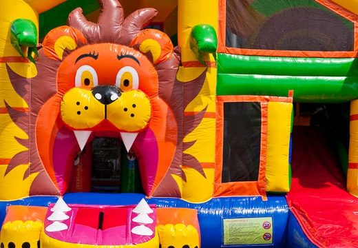 Nadmuchiwany zamek w motywie lwa ze zjeżdżalnią, filarami na powierzchni do skakania i efektownymi obiektami 3D dla dzieci. Kup dmuchane zamki do skakania online w JB Dmuchańce Polska