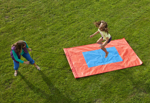 Kupuj czerwony i niebieski latający dywan dla starszych i młodszych. Zamów nadmuchiwane przedmioty online w JB Dmuchańce Polska