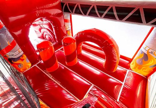 Bramkarz z motywem straży pożarnej ze zjeżdżalnią i obiektami 3D w środku dla dzieci. Kup nadmuchiwane leżaczki online w JB Dmuchańce Polska