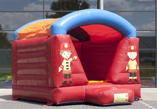 Zamów dmuchany zamek do skakania w kolorze czerwonym z motywem straży pożarnej dla dzieci