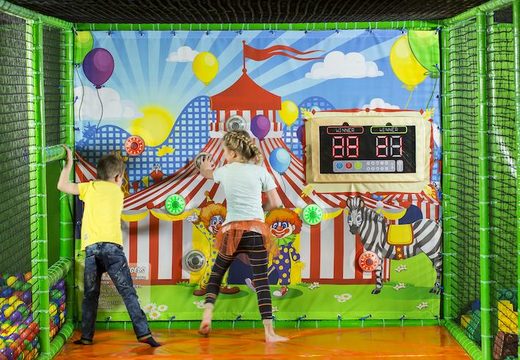Kup interaktywną ścianę z miejscem o tematyce cyrkowej przed placem zabaw w Jb