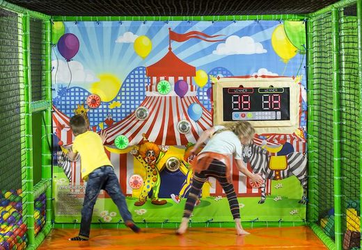 Interaktywna ściana z miejscem o tematyce cyrkowej przed placem zabaw na sprzedaż w Jb