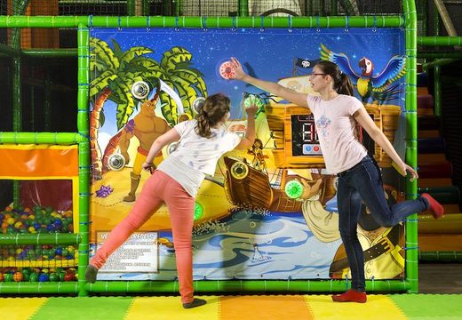 Ściana z interaktywnymi miejscami na sprzedaż na placu zabaw z motywem pirackim dla dzieci