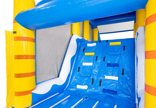 Ścianka wspinaczkowa w modułowym torze przeszkód w kolorach niebieskim, białym, żółtym o tematyce surfingu